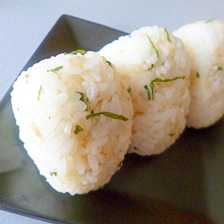 お弁当や朝ご飯に！チーズと紫蘇のとろろ昆布おにぎり